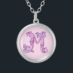 M monogram decoratieve letter ketting<br><div class="desc">letter M monogram hanger. Grillige lettertekening van de hoofdletter initiaal letter M,  ideaal voor het geven van meisjes met een naam die begint met M. Achtergrondkleur kan worden gewijzigd indien nodig,  momenteel lichtroze. © Originele tekening en ontwerp door Sarah Trett www.sarahtrett.com voor www.mylittleeden.com</div>