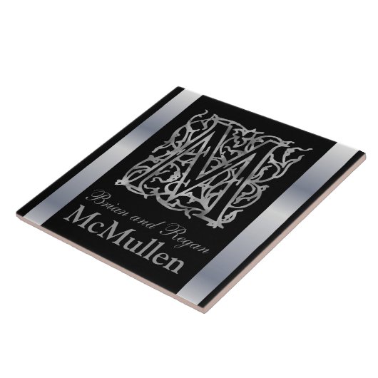 M Monogram en naam "Besque on Black" keramische te Tegeltje (Zijkant)