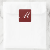 M Monogram Initiaal Wit op Donkerrood, Vierkante Sticker (Tas)