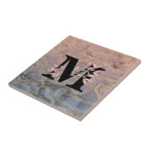 M Monogram met Roze Bloemensprays op Golven Achter Tegeltje (Zijkant)