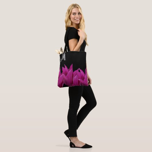  M monogram roze bloementrendy boho Tote Bag (Op model)
