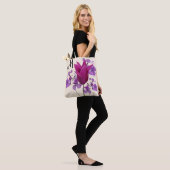 M monogram  roze tulpenbloem paarse girly tote bag (Op model)