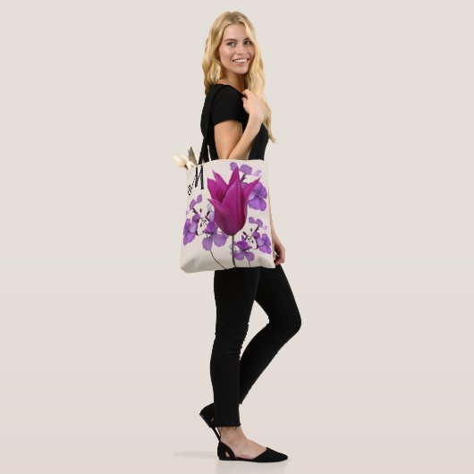 M monogram roze tulpenbloem paarse girly tote bag (Op model)