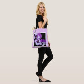  M naam monogram paarse bloemenboho Tote Bag (Op model)