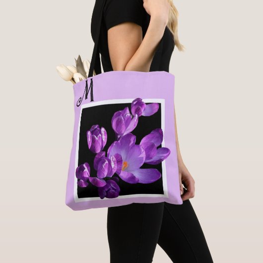  M naam monogram paarse bloemenboho Tote Bag (Dichtbij)
