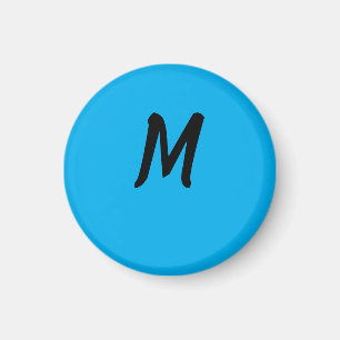 M op een blauwe magneet