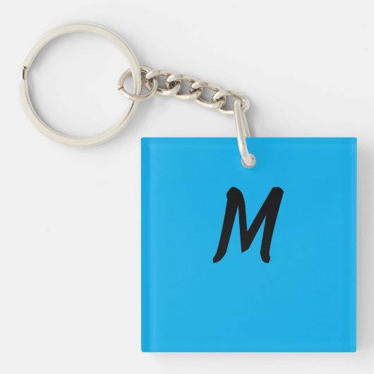 M op een blauwe sleutelhanger (voorkant)