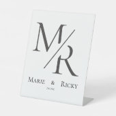 M & R | Our Initials Monogram Reclamebord Met Voetstuk (Voorkant)
