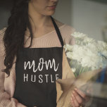 Ma Hustle | Modern Script Black Moederdag Schort<br><div class="desc">Eenvoudige,  stijlvolle 'mam Hustle' aangepaste prijsaanduiding in modern,  minimalistisch geschreven script typografie in het zwart,  die gemakkelijk kan worden gepersonaliseerd voor het perfecte Moederdag cadeau.</div>