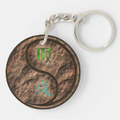 Maagd & Aarde Hond Sleutelhanger (Achterkant)