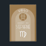 Maagd Custom Verjaardag Zodiac - Modern Design Button<br><div class="desc">Personaliseer deze knop met een geboortedatum en naam. Een aangepast ontwerp met het sterrenbeeld Maagd - plus persoonlijkheidskenmerken, informatie en sterrenbeeld. Personaliseer deze verjaardagskaars met een geboortedatum en naam. Een aangepast verjaardagsontwerp met het sterrenbeeld - Maagd - plus persoonlijkheidskenmerken, informatie en constellatie. Een warme bruine kleur geassocieerd met Maagd is...</div>