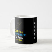 Maagd Overdenker Mok – Aangedreven door Koffie & P (Voorkant links)