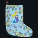 Maak een Splash Swimming Mermaid Girl Bubbles Kleine Kerstsok<br><div class="desc">Maak je gewoon persoonlijk voor een leuke feestelijke decoratie! Het stoppen is voorzien van een originele markeringsillustratie van een zwemende blonde zeemeermin, omringd door belletjes. Dit ontwerp is ook beschikbaar op andere producten. Zie je niet wat je zoekt? Hulp nodig bij aanpassingen? Neem contact op met Rebecca om iets voor...</div>