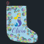 Maak een Splash Swimming Mermaid Girl Bubbles Kleine Kerstsok<br><div class="desc">Maak je gewoon persoonlijk voor een leuke feestelijke decoratie! Het stoppen is voorzien van een originele markeringsillustratie van een zwemende blonde zeemeermin, omringd door belletjes. Dit ontwerp is ook beschikbaar op andere producten. Zie je niet wat je zoekt? Hulp nodig bij aanpassingen? Neem contact op met Rebecca om iets voor...</div>