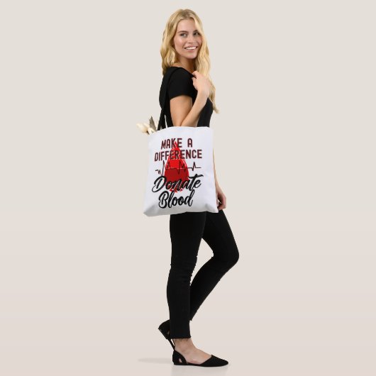 Maak een verschil, doneer bloed, red een leven tote bag (Op model)