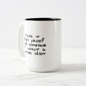 Maak het idioot bewijs en iemand zal uitvinden.. tweekleurige koffiemok (Voorkant links)