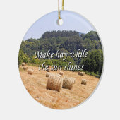 Maak hooi terwijl de zon hooibalen schijnt, Spanje Keramisch Ornament (Links)