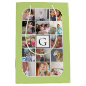 Maak je eigen fotocollage, monogram lichtgroen medium cadeauzakje (Voorkant)
