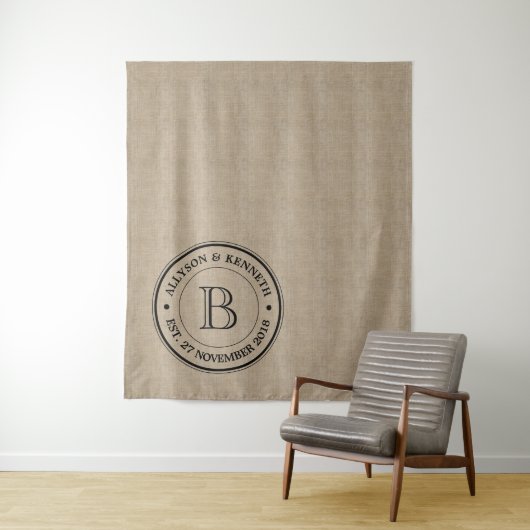 Maak Je Eigen Jute Logo Jubileum Monogram Wandkleed (In situ)