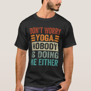 Maak je geen zorgen Yoga  Niemand doet mij ook     T-shirt