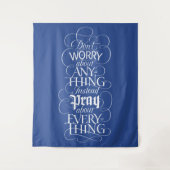 MAAK JE NERGENS ZORGEN OVER - Christelijk Godsgelo Wandkleed (Voorkant)