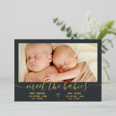 Maak kennis met baby's script goud 3 foto baby twe folie uitnodiging (Staand Voorkant)
