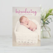 Maak kennis met de hand met het roze babymeisje aankondiging (Staand voorkant)