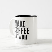 Maak koffie geen oorlog tweekleurige koffiemok (Voorkant links)
