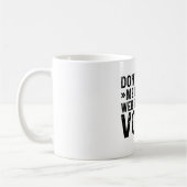 Maak me niet Mijn Stem van de Ontwerper van het We Koffiemok (Links)