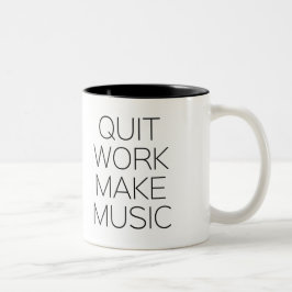 Maak muziek af met werk tweekleurige koffiemok
