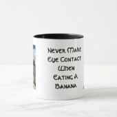 Maak nooit oogcontact bij het eten van een banaan! mok (Midden)