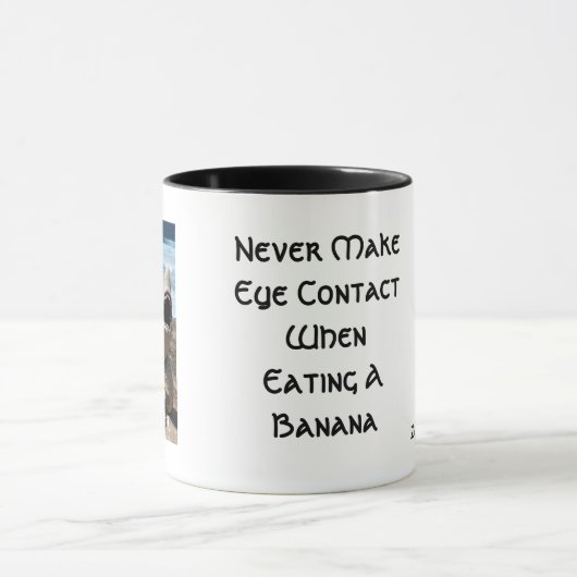 Maak nooit oogcontact bij het eten van een banaan! mok (Midden)