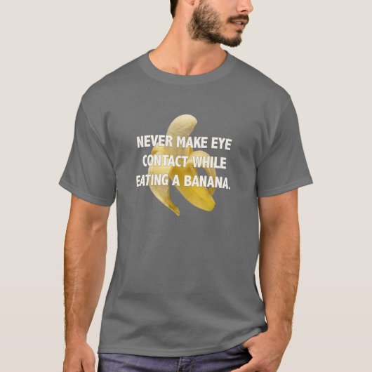 MAAK NOOIT OOIT CONTACT MET EEN BANANE. T-SHIRT (Voorkant)