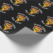 Maak Pizza niet Oorlog Grappige Vrede Pun Dark BG Cadeaupapier (Hoek)