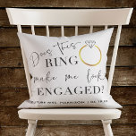 Maakt deze RING me Geëngageerd Fotomanuscript kijk Kussen<br><div class="desc">Maakt deze ring me betrokken kalligrafieffotomanuscript verzinnen kussen? Een schattige blauwe achtergrond met een modern luxe kalligrafie-ontwerp met een faux gouden diamanten verloving ring, waarin staat: "Ziet deze ring me verloofd?" Hieronder gepersonaliseerd met de getrouwde naam van de bruid en haar trouwdatum. Het ontwerp is gemakkelijk gepersonaliseerd op de rug...</div>