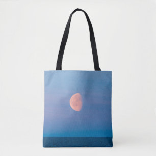 Maan boven de Beringzee Russische verre oosten Tote Bag