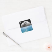 Maan boven de oceaan vierkante sticker (Envelop)