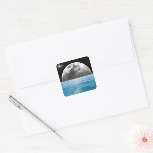 Maan boven de oceaan vierkante sticker (Envelop)
