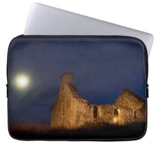 Maan boven de ruïnes van een huisje County Galwa Laptop Sleeve