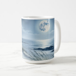 Maan boven kalme zee koffiemok