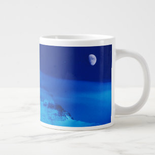 Maan boven Mt. Everest Tibet, China Grote Koffiekop