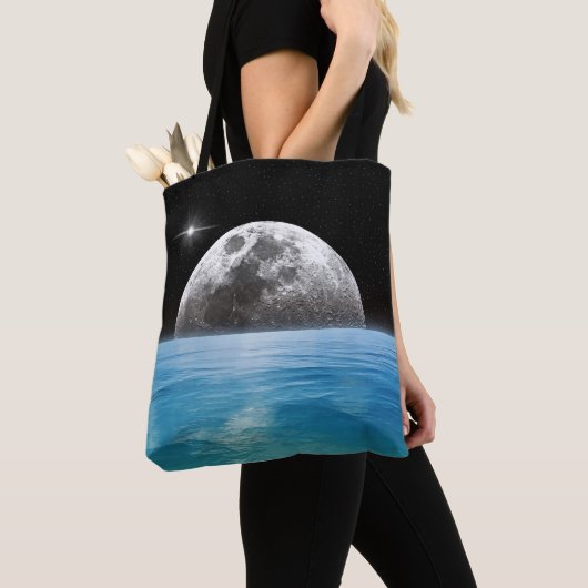 Maan over de oceaan tote bag (Dichtbij)
