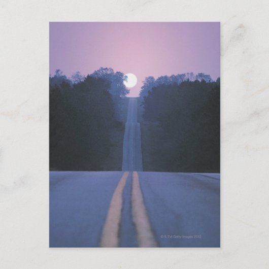 Maan over open weg briefkaart (Voorkant)