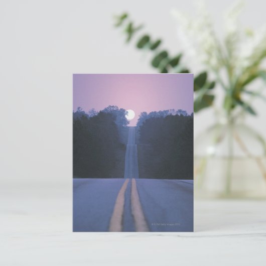 Maan over open weg briefkaart (Staand voorkant)