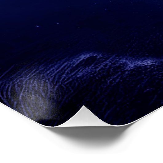 Maan reflecteert op het oppervlak van het meer perfect poster (Hoek)