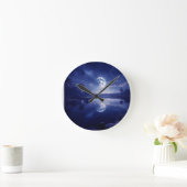 Maan reflecteert op het oppervlak van het meer ronde klok (Huis)