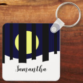 Maan stijgend bij bos in de winter sleutelhanger (Achterkant)