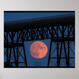 Maan stijgt onder loopbrug poster