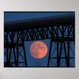 Maan stijgt onder loopbrug poster