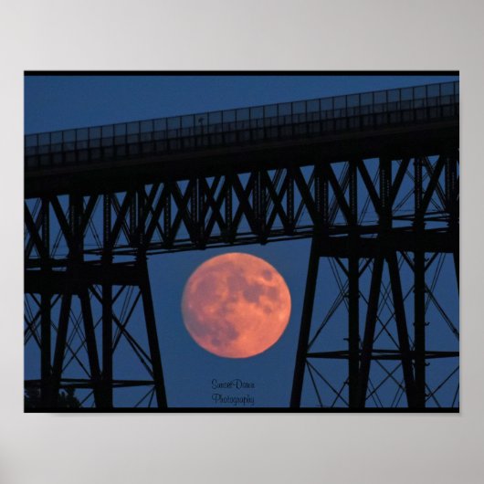 Maan stijgt onder loopbrug poster (Voorkant)
